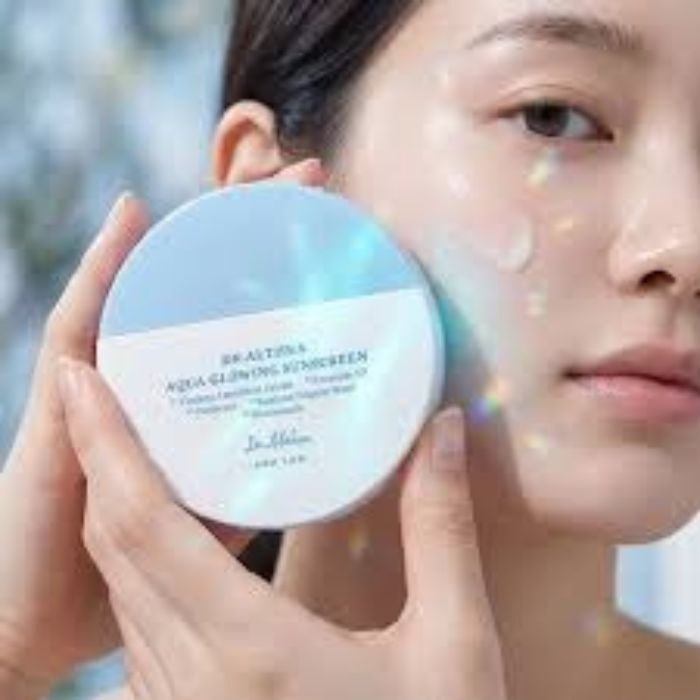 Aqua Glowing Sunscreen SPF50+ – Ενυδατικό αντηλιακό προσώπου, 50ml